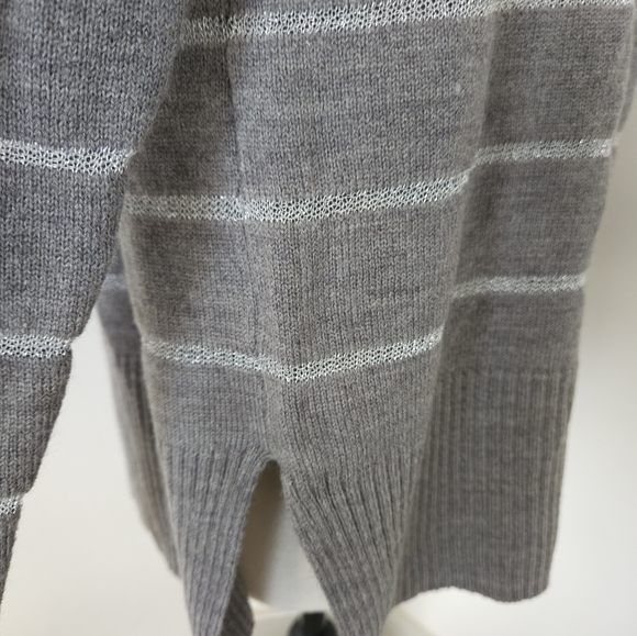 💕NWOT Soho new york top gray with silver mettalic striped size small - Picture 3 of 9